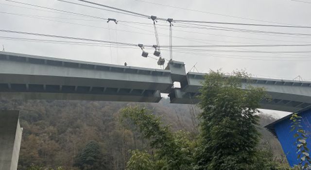 四川九绵高速LJ25合同段沟家湾大桥右线钢箱梁吊装顺利合拢