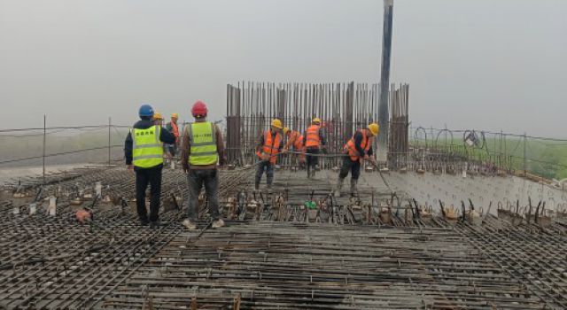 许昌绕城高速南水北调特大桥13#墩0#块顶板顺利浇筑完成